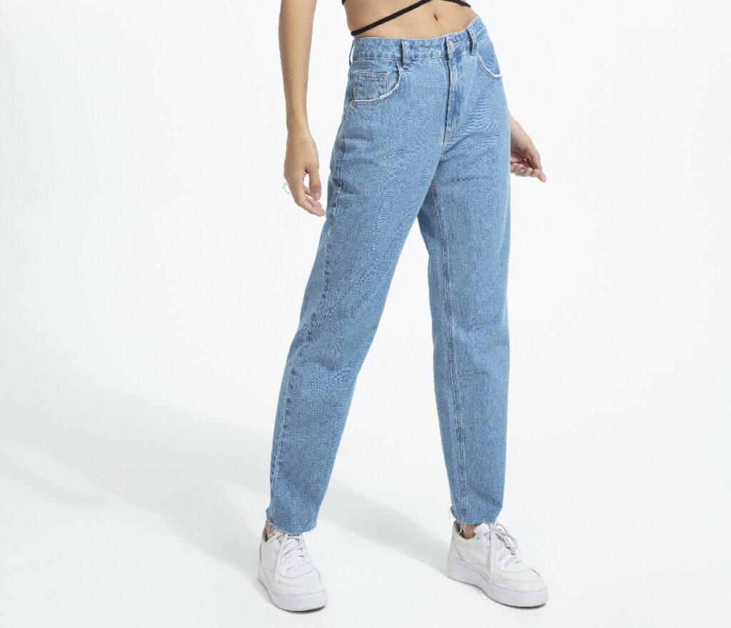 modelo usa calça jeans reta cropped