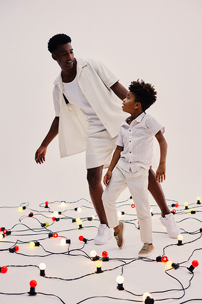 Modelo masculino e garoto usam bermuda, calça e outras sugestões de roupa de natal masculina