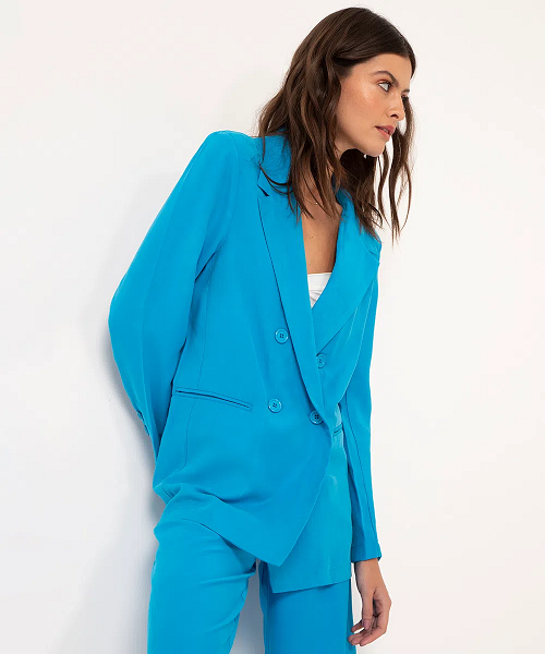 Modelo usa blazer oversized com vista dupla azul