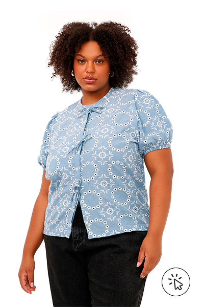 Modelo veste blusa de laise floral plus size Mindset azul - 7 estilos universais - quais são os 7 estilos universais - quem criou os 7 estilos universais - estilo romântico