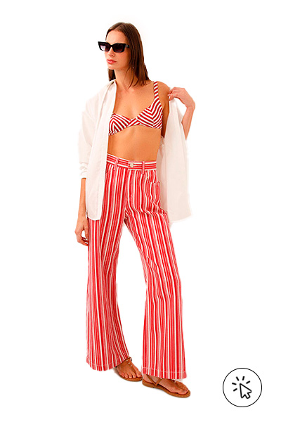 Modelo veste top biquíni listrado vermelho e off-white e calça wide leg de sarja listrada vermelha - 7 estilos universais - quais são os 7 estilos universais - quem criou os 7 estilos universais - estilo criativo