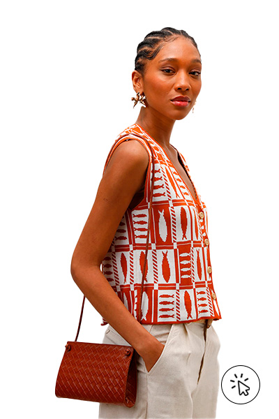 Modelo veste colete feminino de tricô estampado laranja - 7 estilos universais - quais são os 7 estilos universais - quem criou os 7 estilos universais - estilo criativo