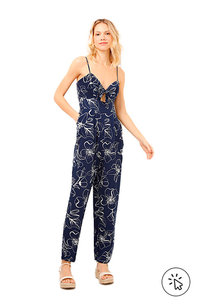 Modelo veste macacão de viscose com amarração floral azul - 7 estilos universais - quais são os 7 estilos universais - quem criou os 7 estilos universais - estilo criativo