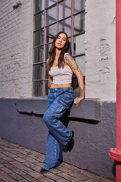 Bianca, a Boca Rosa, veste regata branca e calça parachute jeans, parte da nova coleção jeans da C&A