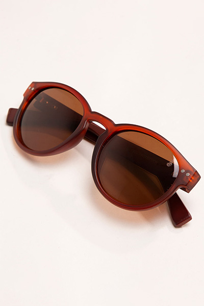 óculos de sol masculino redondo de lentes marrons e armação em acetato também marrom em tom mais claro
