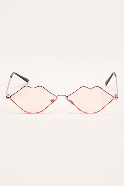 óculos oval em que as lentes são rosas em formato de boquinha. as hastes são finas e leves em metal.