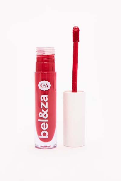 Batom líquido vermelho veludo: embalagem de vidro transparente escrito Bel&za C&A, com tampa branca. O produto está aberto para destacar a cor e o aplicador
