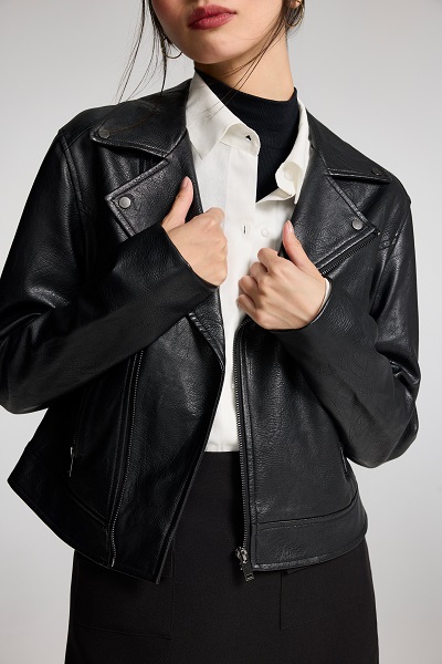 Modelo usa jaqueta de PU modelo biker sobre uma camisa branca