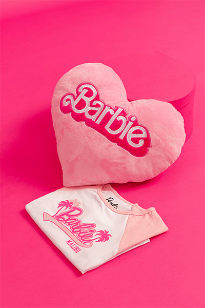 Almofada rosa bebê em formato de coração com o logo da Barbie