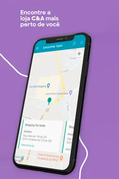 Imagem com fundo lilás mostra tela de celular com o app C&A aberto em uma tela que mostra o mapa para encontrar a loja mais próxima de você