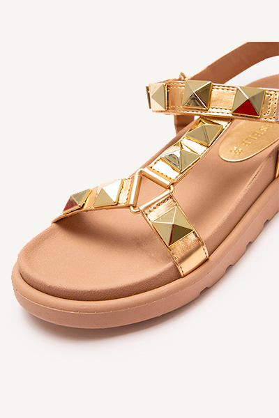 Foto da sandália flatform metalizada com tachas dourada