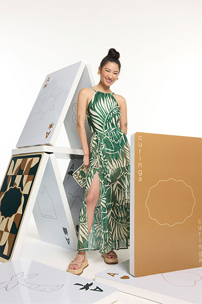 Vestido de viscose com estampa tropical de folhagens verdes com fundo bege