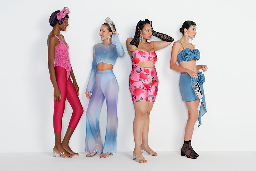 Fila de quatro mulheres, no fundo branco, usam looks de Carnaval da coleção Do Bloco ao Baile nas cores rosa e azul