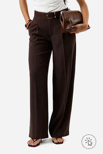 Calça wide leg feminina de alfaiataria marrom escuro - blusas para usar com calça de alfaiataria - qual sapato usar com calça de alfaiataria - looks com calça de alfaiataria feminina - como usar calça de alfaiataria - look com calça alfaiataria - como usar calça alfaiataria com tênis - o que é calça de alfaiataria