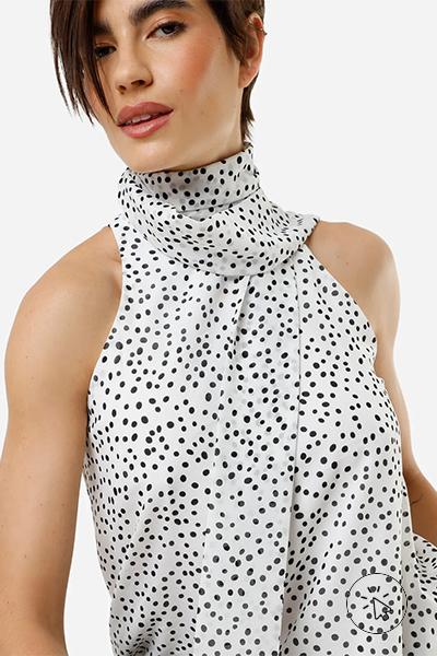 Blusa feminina halterneck com amarração poá off-white e preto - blusas para usar com calça de alfaiataria - qual sapato usar com calça de alfaiataria - looks com calça de alfaiataria feminina - como usar calça de alfaiataria - look com calça alfaiataria - como usar calça alfaiataria com tênis - o que é calça de alfaiataria