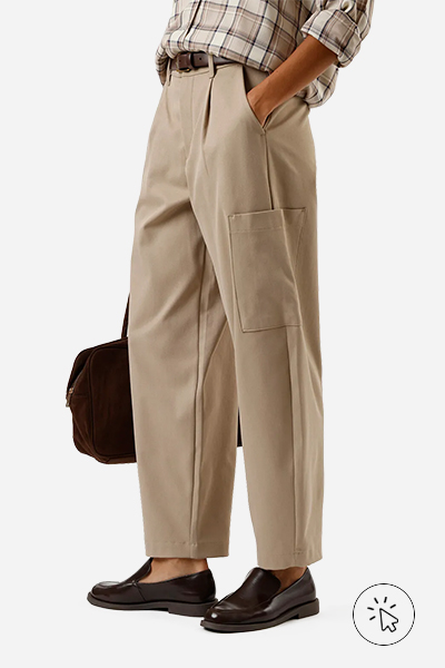 Calça cargo de alfaiataria feminina com pregas bege - blusas para usar com calça de alfaiataria - qual sapato usar com calça de alfaiataria - looks com calça de alfaiataria feminina - como usar calça de alfaiataria - look com calça alfaiataria - como usar calça alfaiataria com tênis - o que é calça de alfaiataria