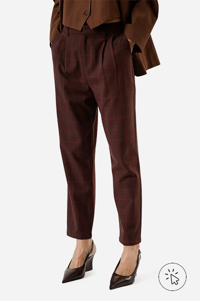 Calça de alfaiataria feminina cós elástico com pregas xadrez vinho - blusas para usar com calça de alfaiataria - qual sapato usar com calça de alfaiataria - looks com calça de alfaiataria feminina - como usar calça de alfaiataria - look com calça alfaiataria - como usar calça alfaiataria com tênis - o que é calça de alfaiataria