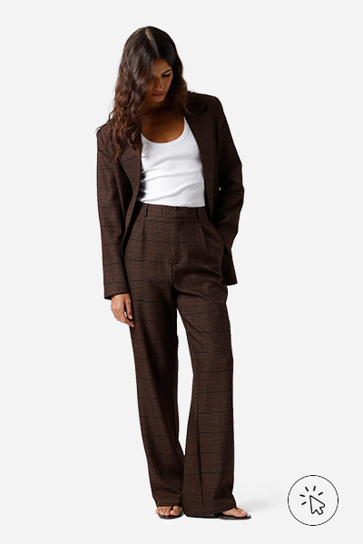 Modelo veste calça de alfaiataria feminina xadrez Mindset marrom escuro - blusas para usar com calça de alfaiataria - qual sapato usar com calça de alfaiataria - looks com calça de alfaiataria feminina - como usar calça de alfaiataria - look com calça alfaiataria - como usar calça alfaiataria com tênis - o que é calça de alfaiataria