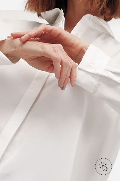 Detalhe de camisa acetinada oversized off-white - blusas para usar com calça de alfaiataria - qual sapato usar com calça de alfaiataria - looks com calça de alfaiataria feminina - como usar calça de alfaiataria - look com calça alfaiataria - como usar calça alfaiataria com tênis - o que é calça de alfaiataria
