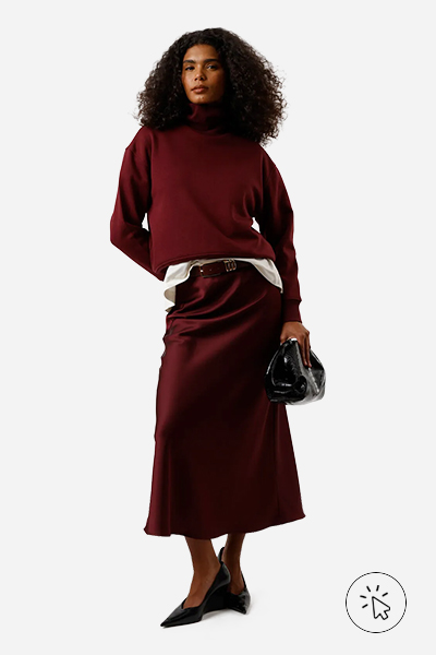 Modelo veste blusão de moletom feminino gola alta vinho - combinar cores de roupas