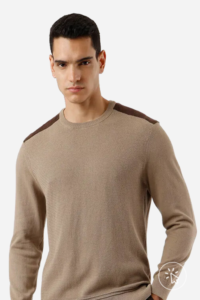 Modelo veste calça reta de alfaiataria marrom escuro - combinar cores de roupas