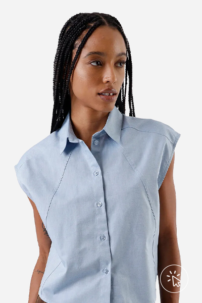 Modelo veste camisa feminina de algodão com recortes azul claro - combinar cores de roupas