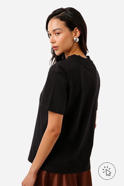 Modelo veste camiseta de algodão báscia manga curta gola alta preta - combinar cores de roupas