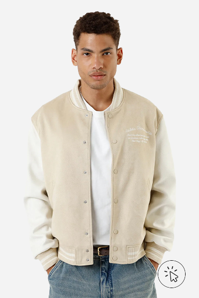 Modelo veste jaqueta bomber masculina de suede Los Angeles bege areia - combinar cores de roupas