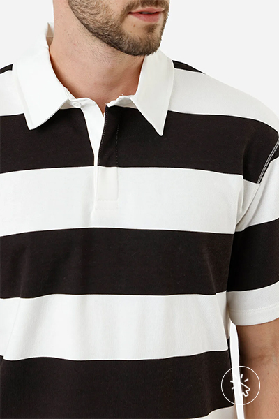 Modelo veste polo masculina de moletom listrada off-white e preta - combinar cores de roupas