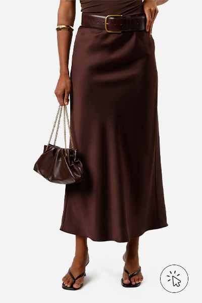Modelo veste saia mídia feminina acetinada marrom - combinar cores de roupas