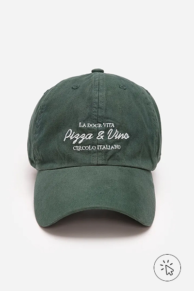 Boné aba curva bordado "Pizza e vino" verde - look com calça bege masculina - looks com calça bege masculina - o que combinar com calça bege masculina