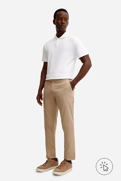 Modelo veste calça chino slim cropped masculina bege - look com calça bege masculina - looks com calça bege masculina - o que combinar com calça bege masculina