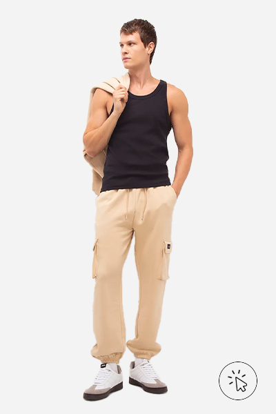 Modelo veste calça de moletom cargo bege - look com calça bege masculina - looks com calça bege masculina - o que combinar com calça bege masculina