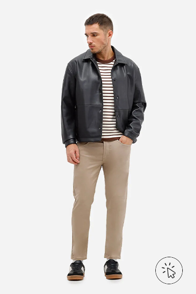 Modelo veste calça de sarja skinnt stretch bege claro - look com calça bege masculina - looks com calça bege masculina - o que combinar com calça bege masculina
