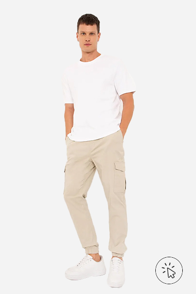 Modelo veste calça jogger cargo de sarja com cordão areia - look com calça bege masculina - looks com calça bege masculina - o que combinar com calça bege masculina