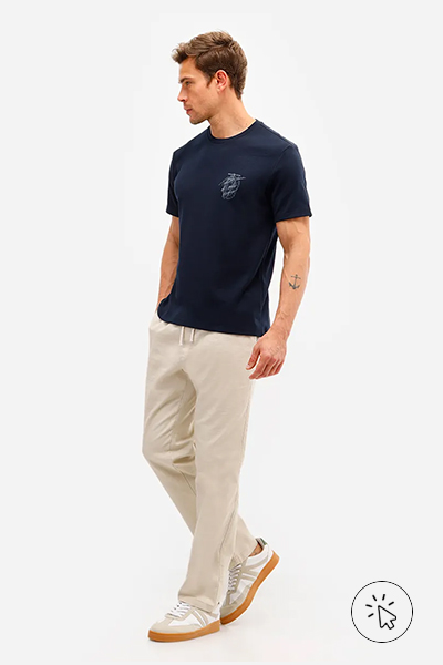 Modelo veste calça jogger masculina de algodão texturizada bege - look com calça bege masculina - looks com calça bege masculina - o que combinar com calça bege masculina