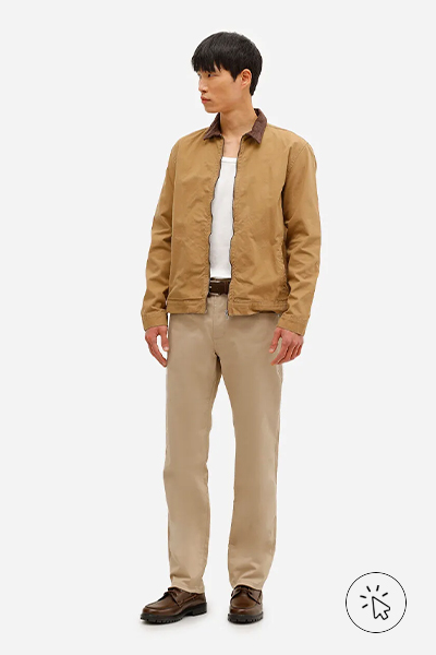 Modelo veste calça reta de sarja comfort bege - look com calça bege masculina - looks com calça bege masculina - o que combinar com calça bege masculina