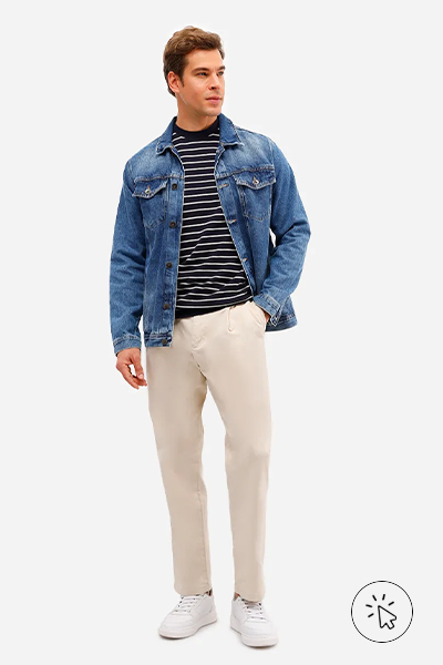 Modelo veste calça reta masculina de sarja com pregas bege - look com calça bege masculina - looks com calça bege masculina - o que combinar com calça bege masculina