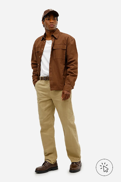 Modelo veste calça reta masculina de sarja texturizada bege - look com calça bege masculina - looks com calça bege masculina - o que combinar com calça bege masculina