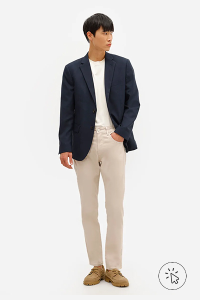 Modelo veste calça slim comfort masculina de sarja bege areia - look com calça bege masculina - looks com calça bege masculina - o que combinar com calça bege masculina