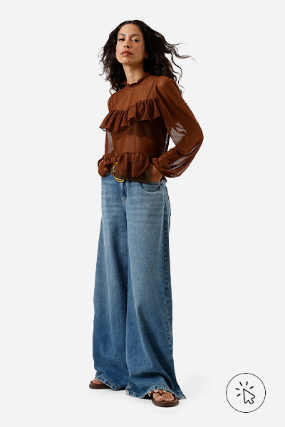 Modelo veste bata feminina de tule manga bufante com babados marrom e calça jeans - look marrom - roupa marrom combina com que cor
