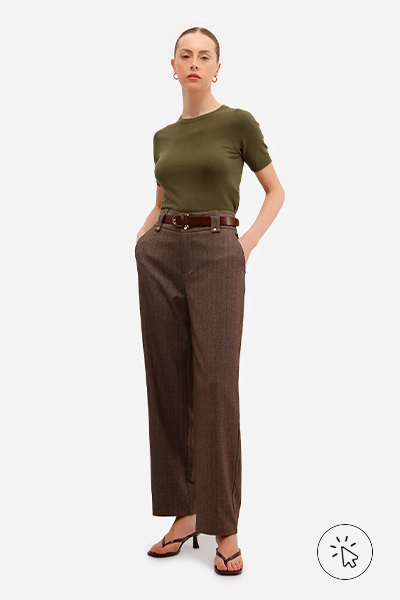 Modelo veste blusa cropped feminina de tricô manga curta verde e calça marrom - look marrom - roupa marrom combina com que cor