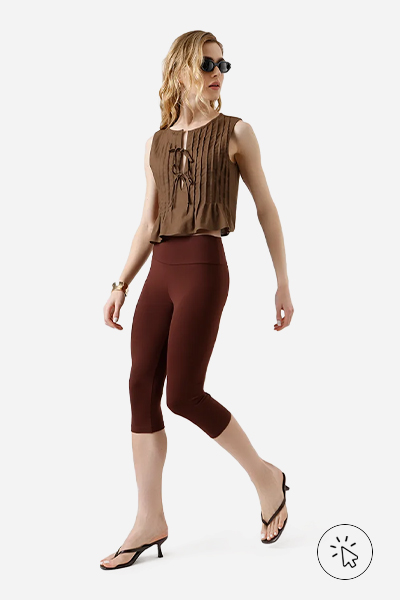 Modelo veste blusa feminina com linho e pregas marrom - look marrom - roupa marrom combina com que cor