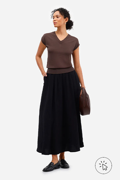 Modelo veste blusa feminina de tricô decote V marrom - look marrom - roupa marrom combina com que cor