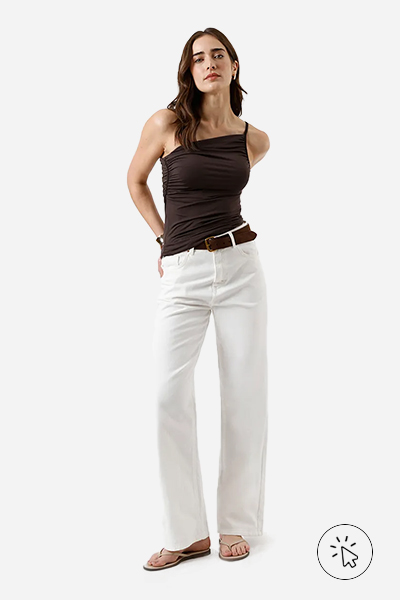 Modelo veste blusa ombro único feminina franzida assimétrica marrom escuro - look marrom - roupa marrom combina com que cor