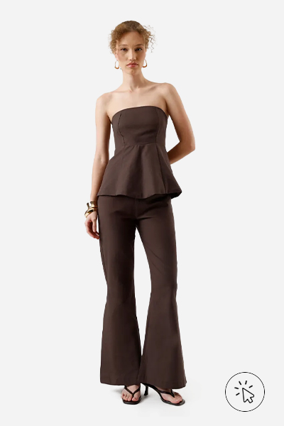 Modelo veste blusa peplum feminina de algodão sem alça com recortes marrom - look marrom - look monocromático marrom - roupa marrom combina com que cor