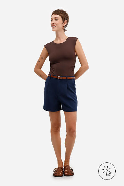 Modelo veste body feminino de poliamida franzido com recorte marrom - look marrom - roupa marrom combina com que cor