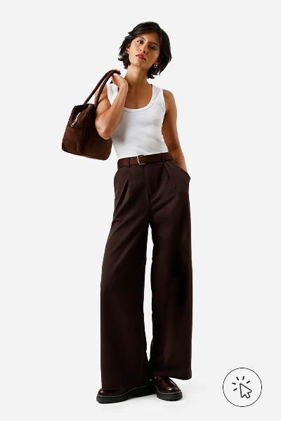 Modelo veste calça wide leg feminina de alfaiataria com pregas marrom - look marrom - roupa marrom combina com que cor