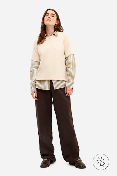 Modelo veste calça wide leg slim feminina de sarja marrom - look marrom - roupa marrom combina com que cor