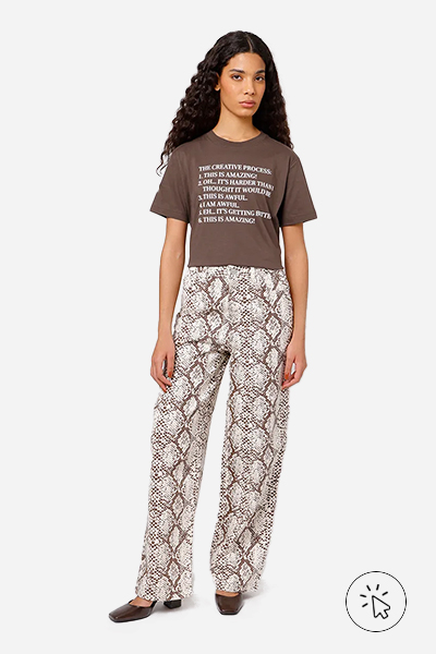 Modelo veste camiseta feminina de algodão estampada Mindset marrom - look marrom - roupa marrom combina com que cor